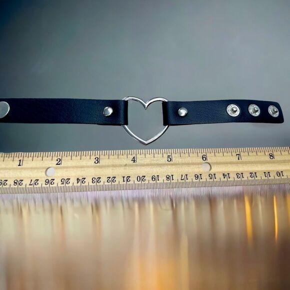 Heart Bracelet l Wristband l Black l Soft PU Leather l 3-snap adjustment l New - Picture 4 of 7